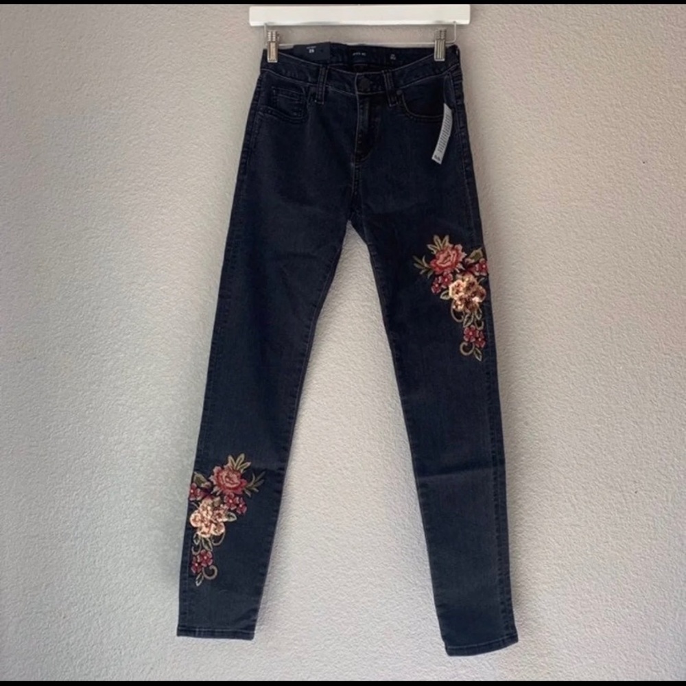 NWT Miss Me black floral embroidered skinny jeans